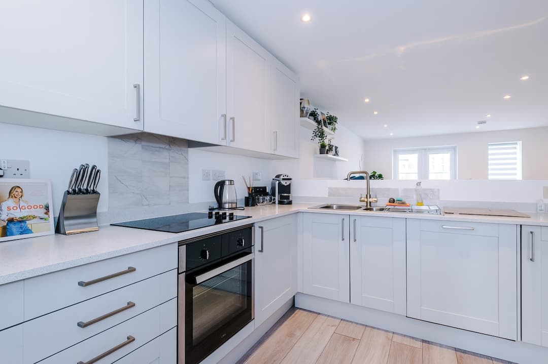 2br Getaway In Salford W/ Wifi, Ps5, Parking - View 3