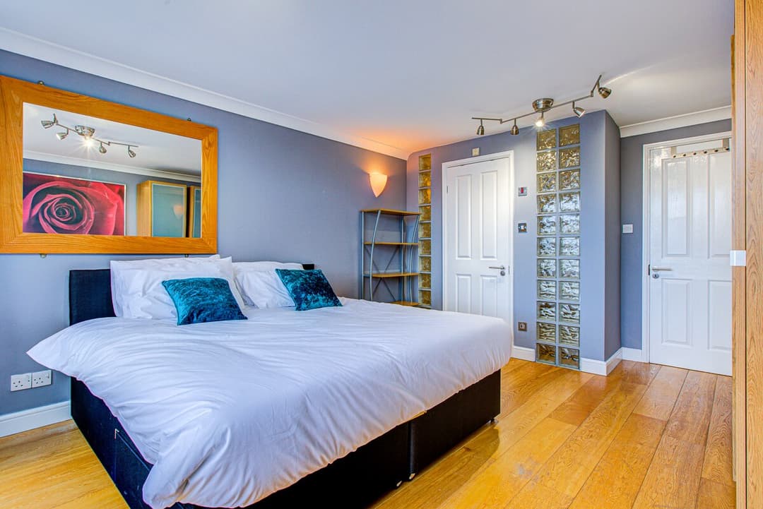 Thames View - 3 Bedroom Apt -  - View 8