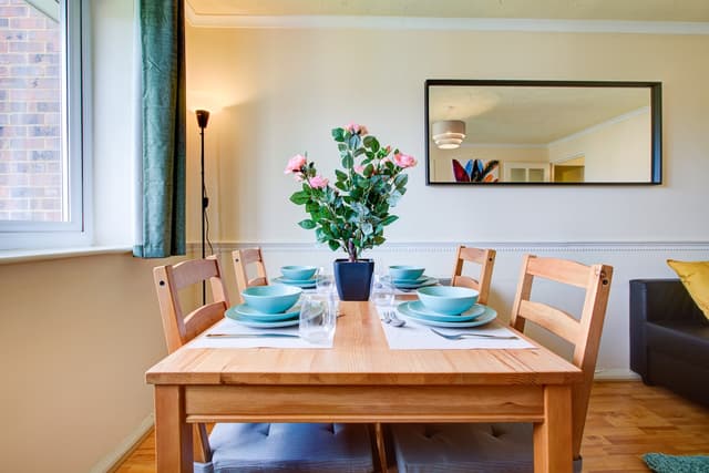 Dalton Plaza - 2 Bedroom Apartment In London - View 2