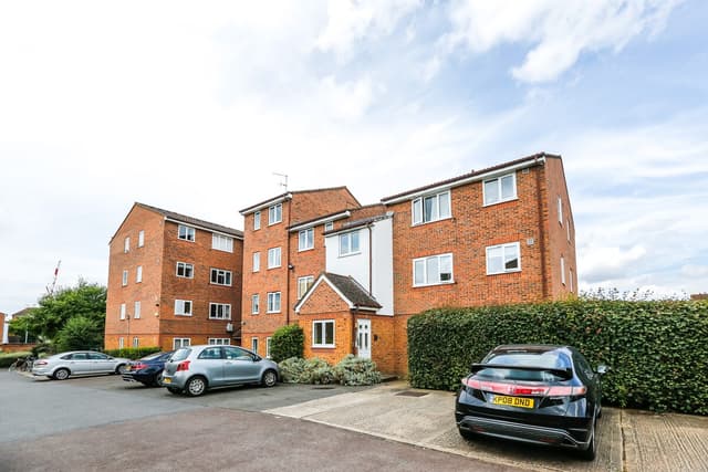 Dalton Plaza - 2 Bedroom Apartment In London - View 1