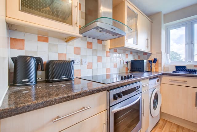 Dalton Plaza - 2 Bedroom Apartment In London - View 4