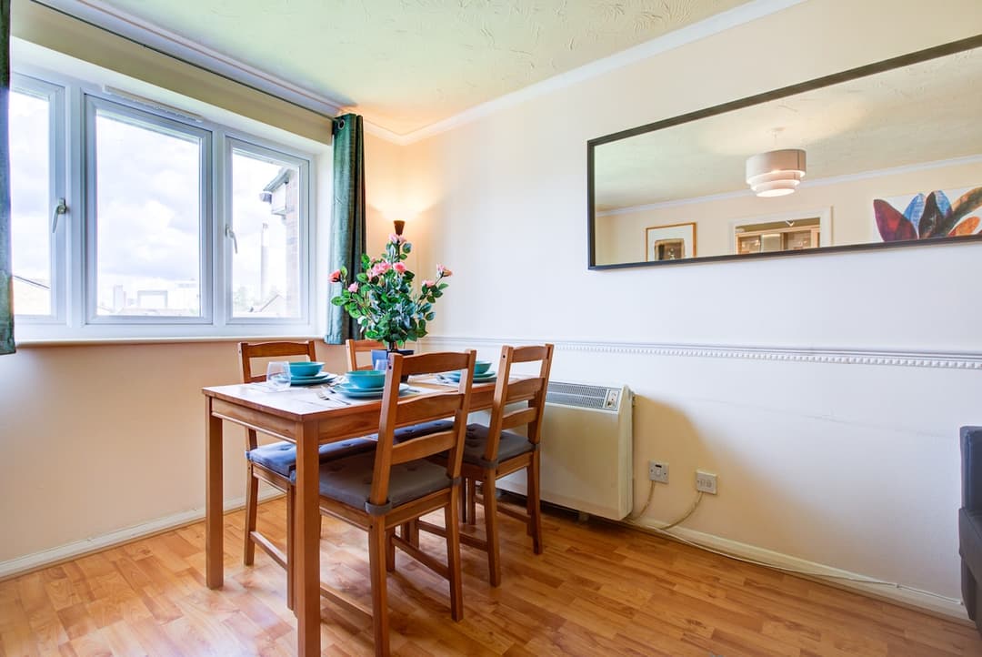Dalton Plaza - 2 Bedroom Apartment In London - View 7