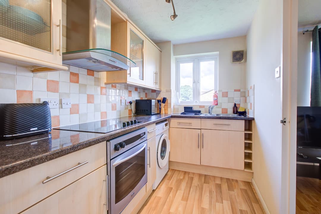 Dalton Plaza - 2 Bedroom Apartment In London - View 8