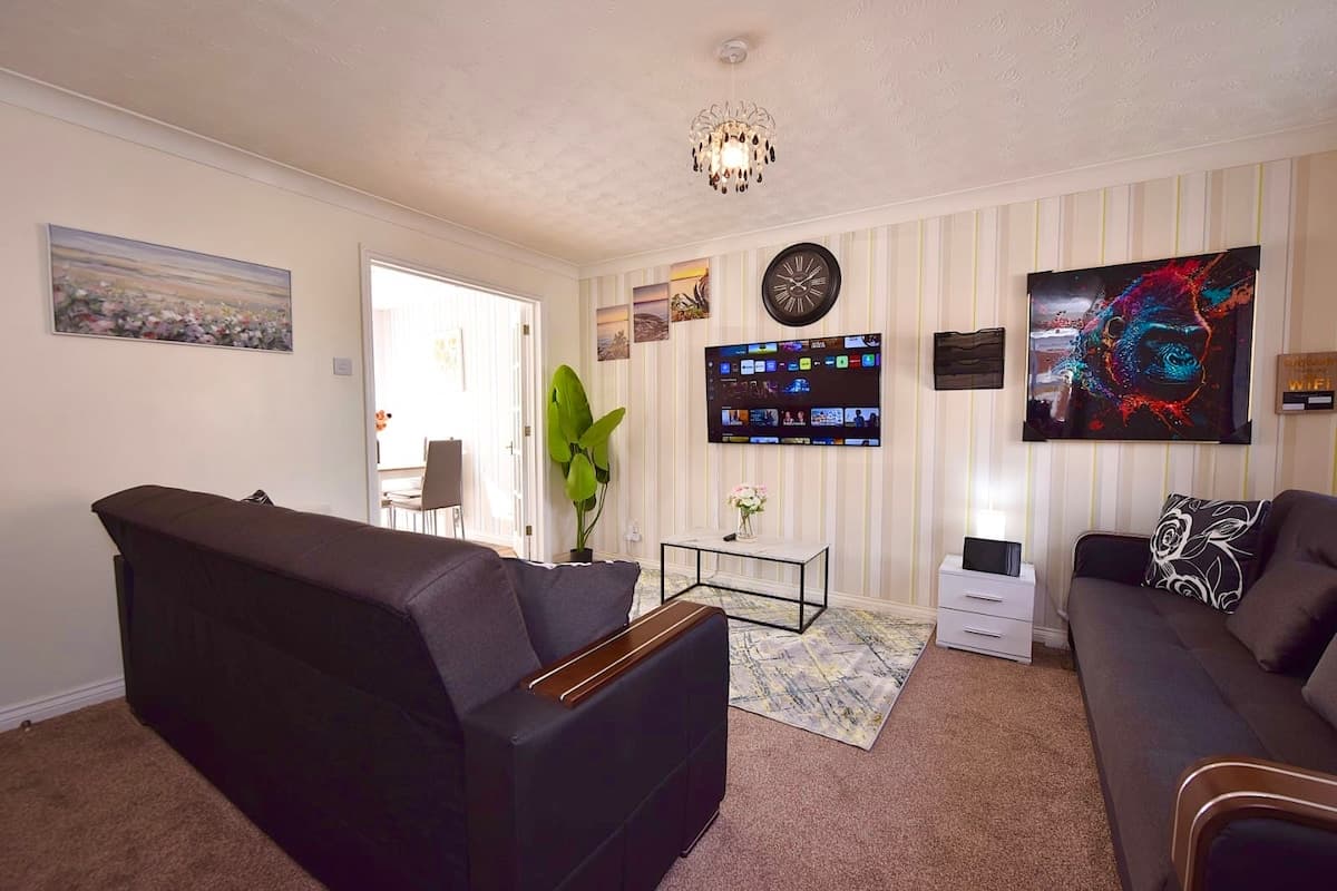 Colchester Home With Garden • Parking • Contractors