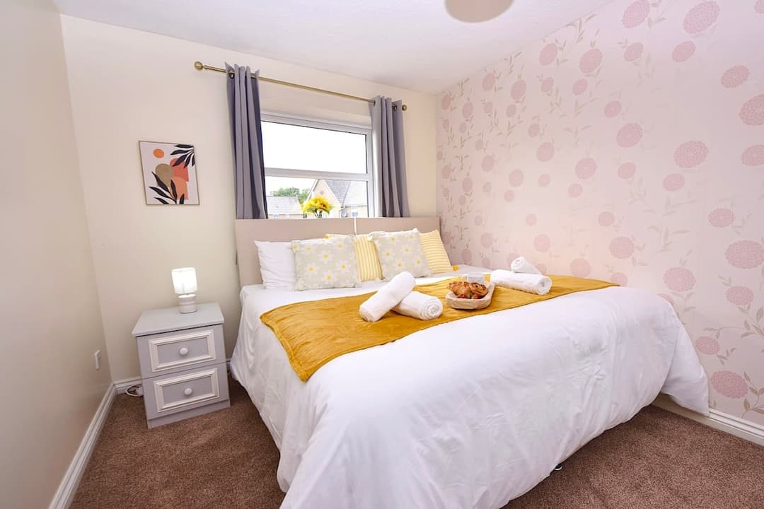 Colchester Home With Garden • Parking • Contractors - View 2