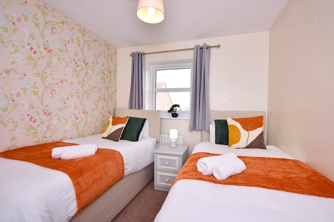 Colchester Home With Garden • Parking • Contractors - View 4