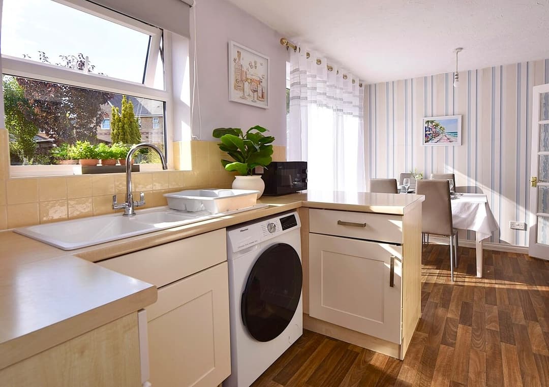 Colchester Home With Garden • Parking • Contractors - View 8
