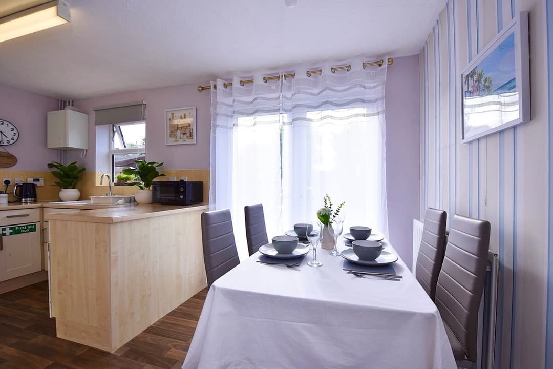 Colchester Home With Garden • Parking • Contractors - View 9