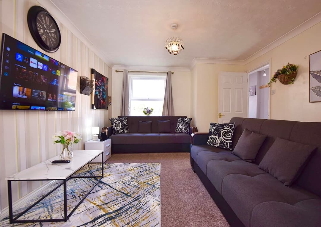 Colchester Home With Garden • Parking • Contractors - View 12