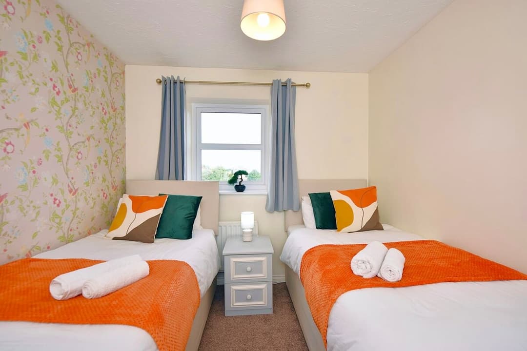 Colchester Home With Garden • Parking • Contractors - View 14