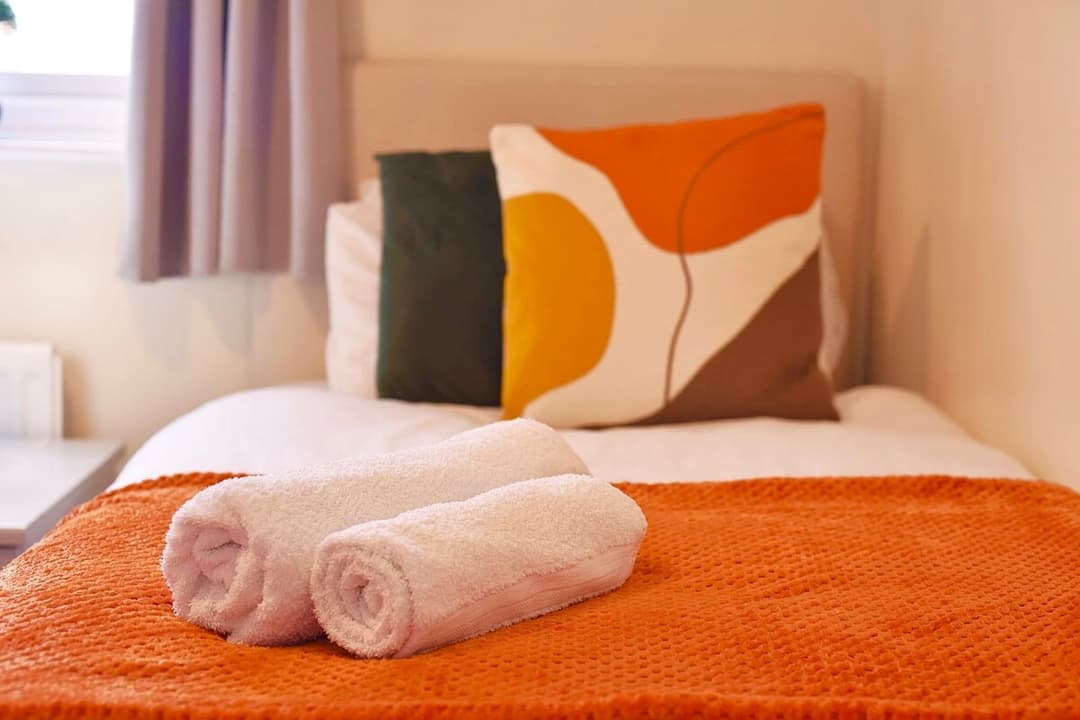 Colchester Home With Garden • Parking • Contractors - View 15