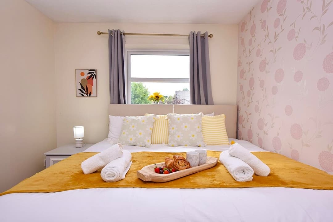 Colchester Home With Garden • Parking • Contractors - View 16