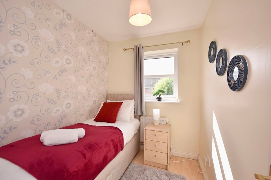 Colchester Home With Garden • Parking • Contractors - View 21