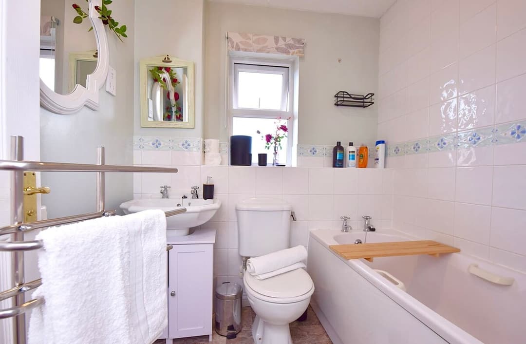 Colchester Home With Garden • Parking • Contractors - View 25