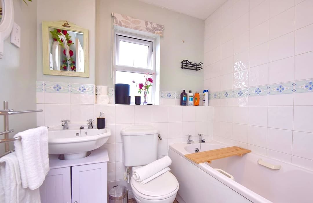 Colchester Home With Garden • Parking • Contractors - View 26