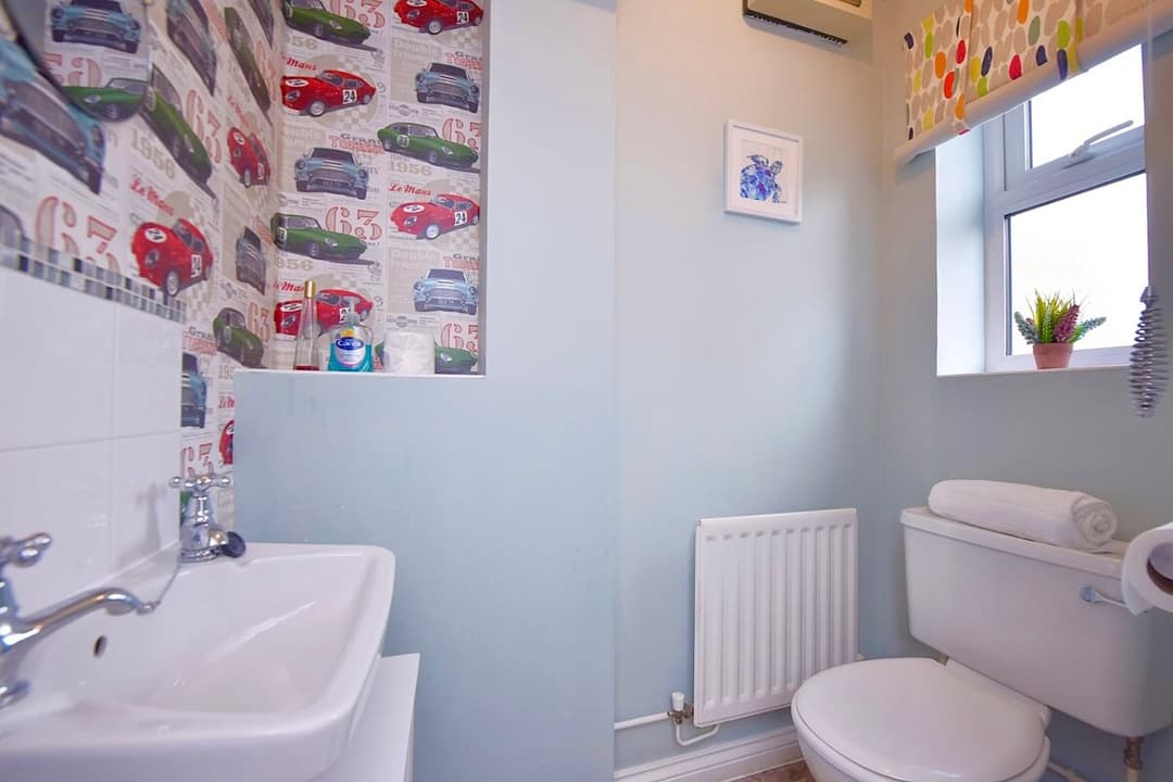 Colchester Home With Garden • Parking • Contractors - View 27