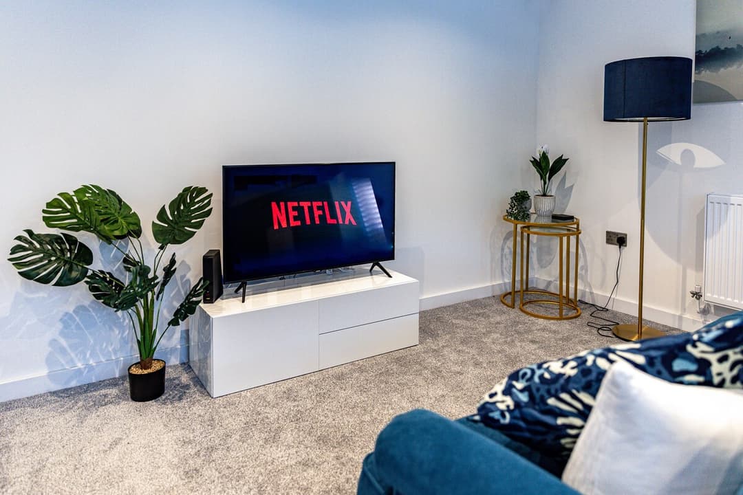 New Modern & Spacious 2-Bed Parking, Wifi, Netflix - View 1