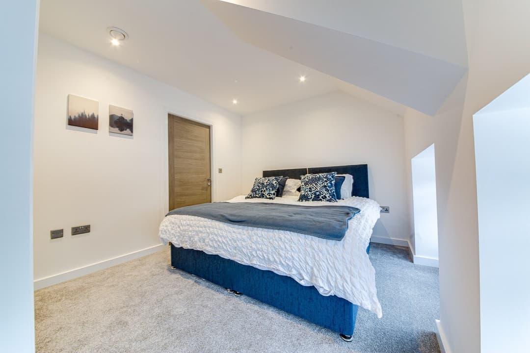 New Modern & Spacious 2-Bed Parking, Wifi, Netflix - View 2