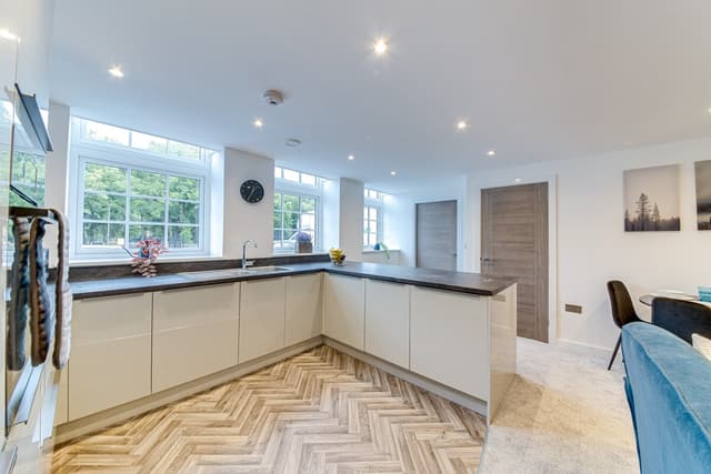 New Modern & Spacious 2-Bed Parking, Wifi, Netflix - View 2