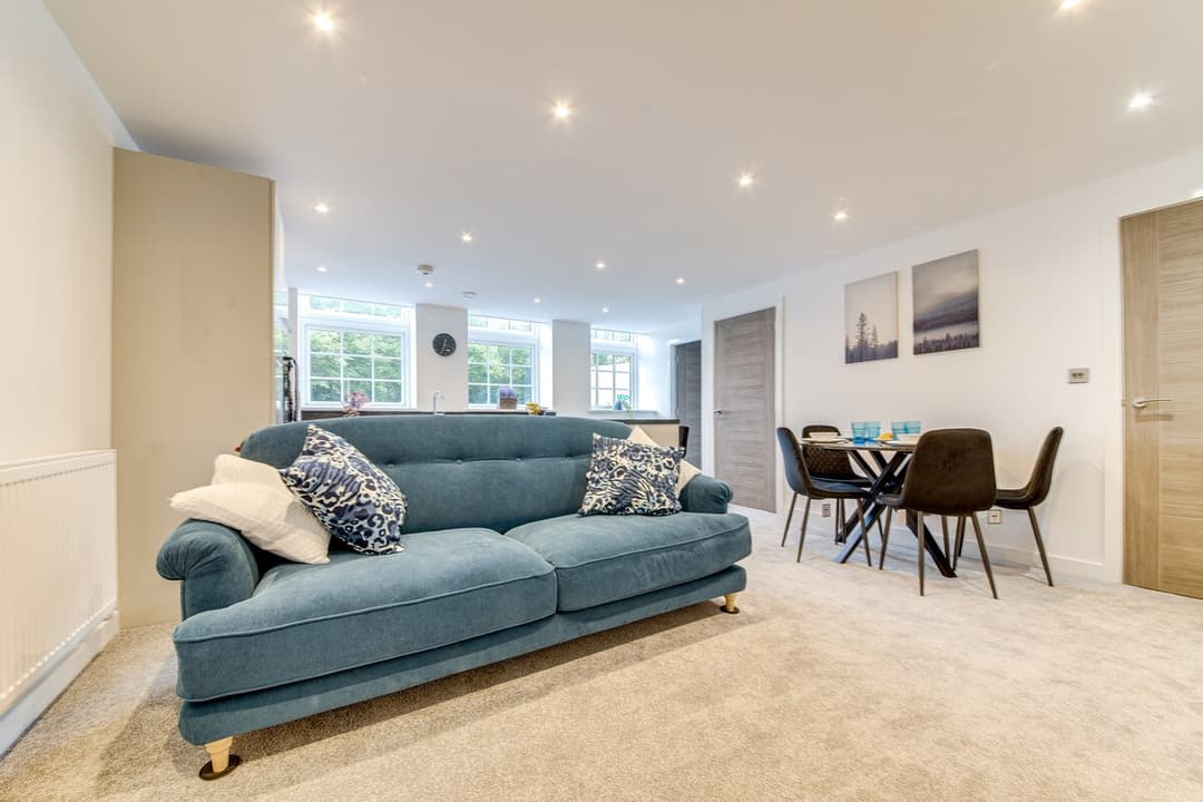 New Modern & Spacious 2-Bed Parking, Wifi, Netflix - View 4