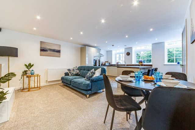 New Modern & Spacious 2-Bed Parking, Wifi, Netflix - View 4