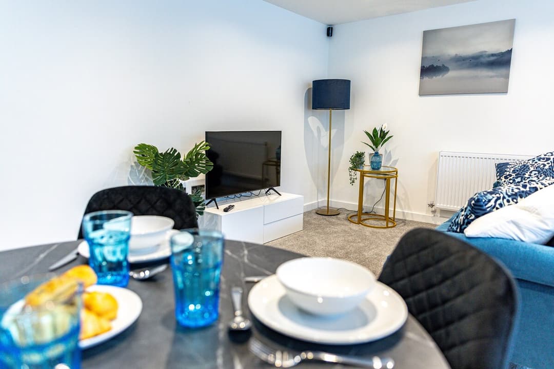 New Modern & Spacious 2-Bed Parking, Wifi, Netflix - View 6