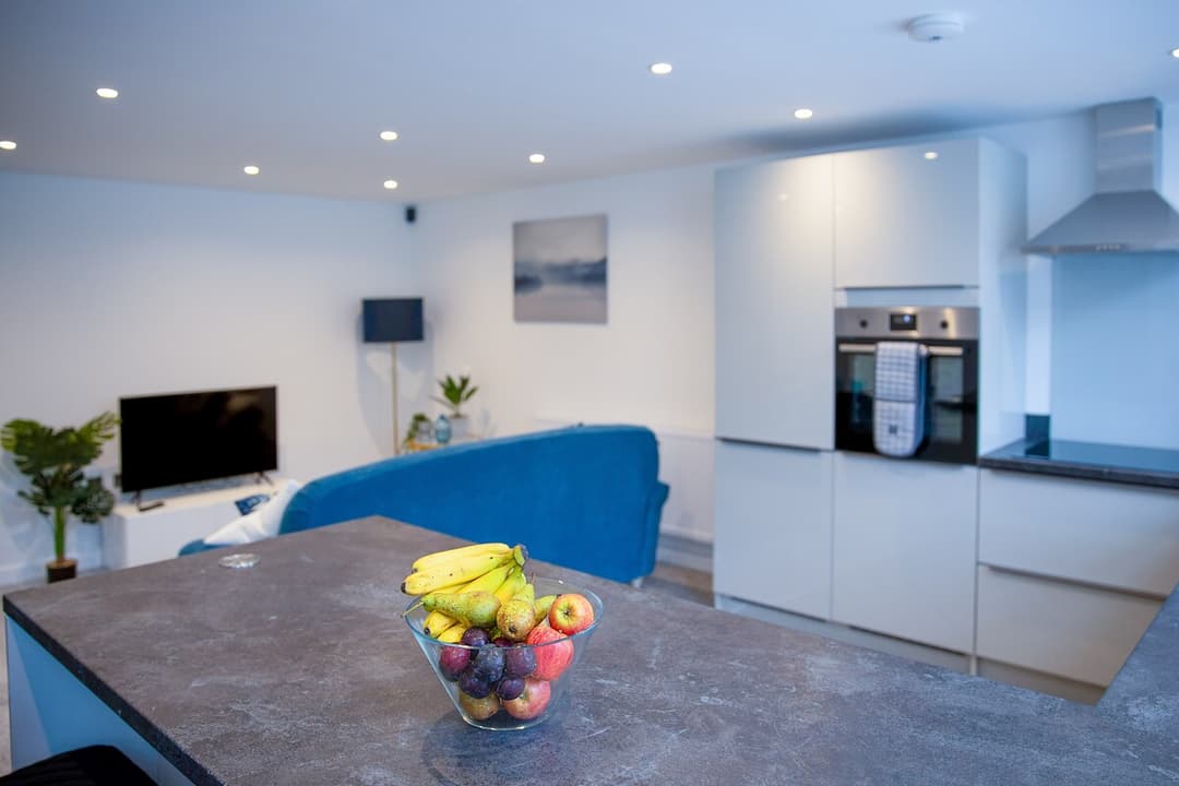 New Modern & Spacious 2-Bed Parking, Wifi, Netflix - View 7