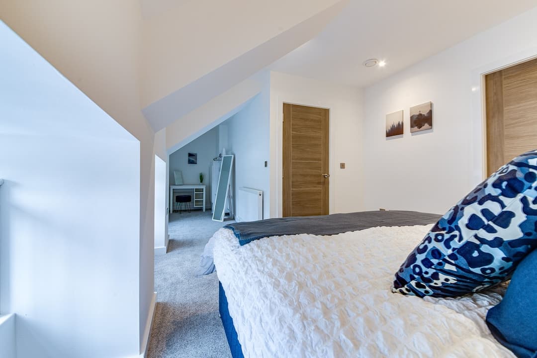 New Modern & Spacious 2-Bed Parking, Wifi, Netflix - View 9