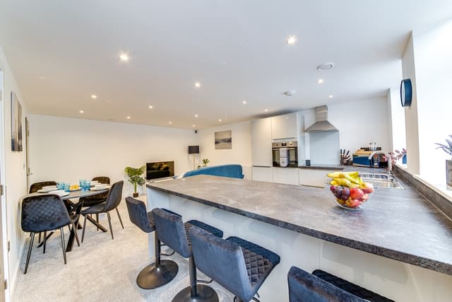 Stunning Executive 2-Bed -Parking | Wifi | Netflix - View 4