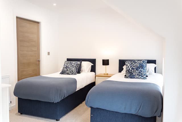 Stunning Executive 2-Bed -Parking | Wifi | Netflix - View 3