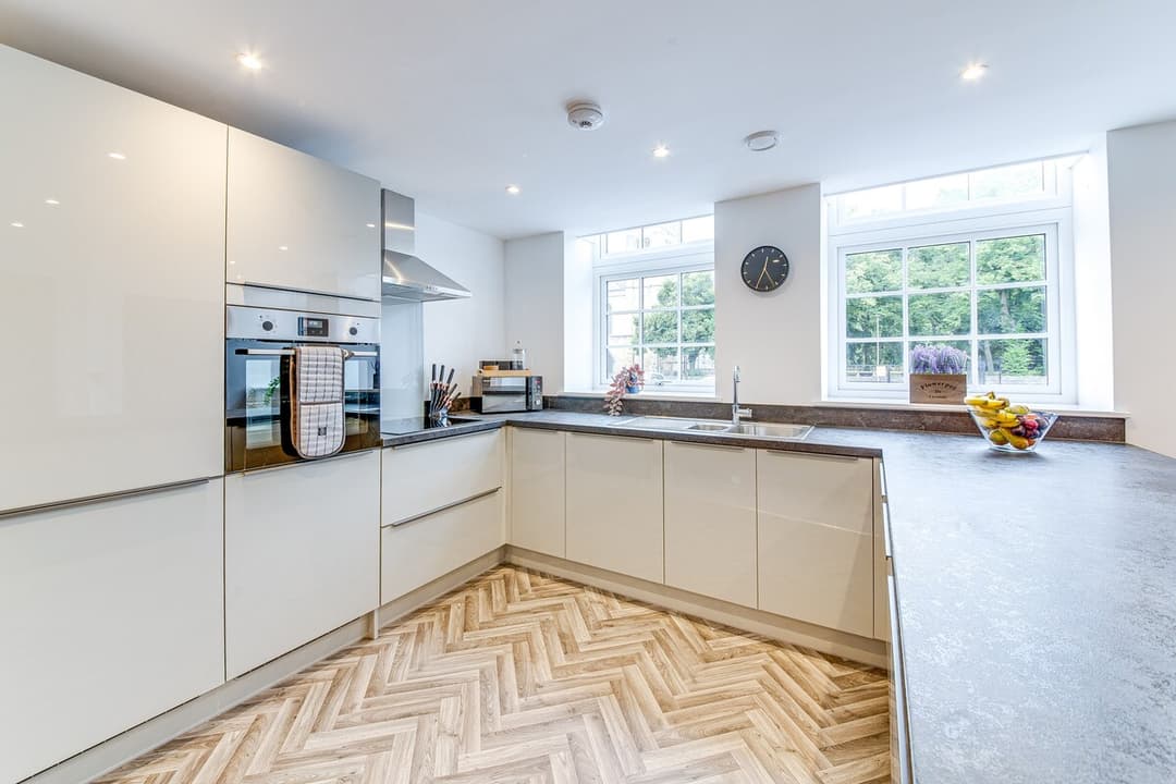Stunning Executive 2-Bed -Parking | Wifi | Netflix - View 2
