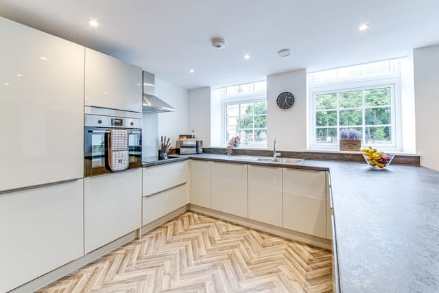 Stunning Executive 2-Bed -Parking | Wifi | Netflix - View 1