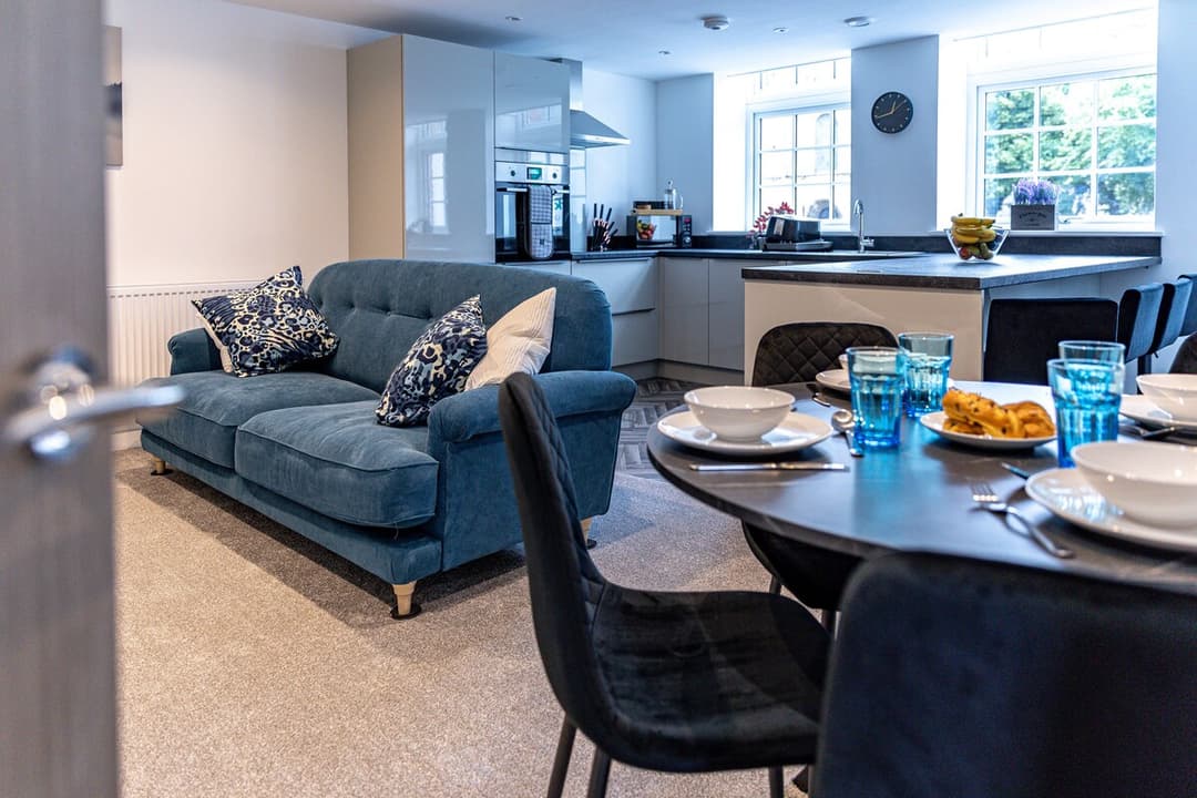Stunning Executive 2-Bed -Parking | Wifi | Netflix - View 6