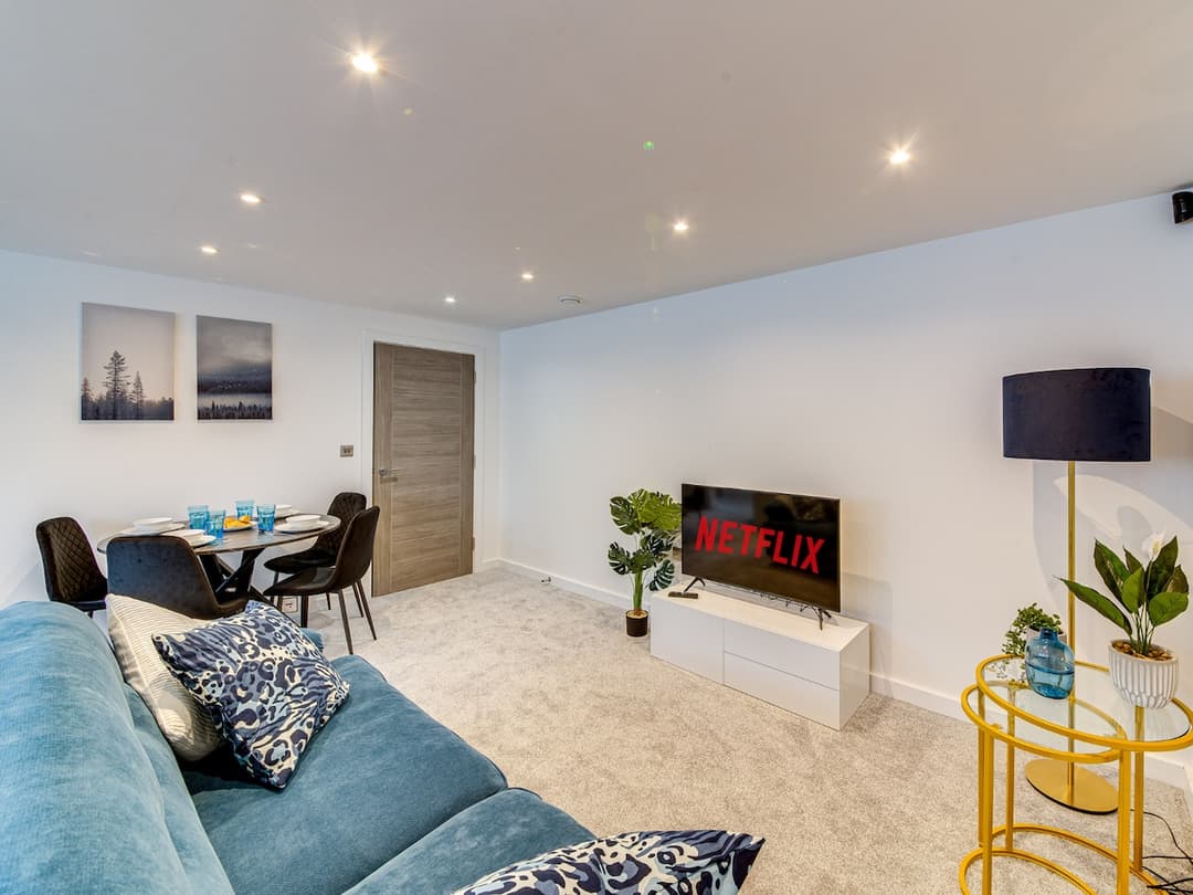 Stunning Executive 2-Bed -Parking | Wifi | Netflix - View 1