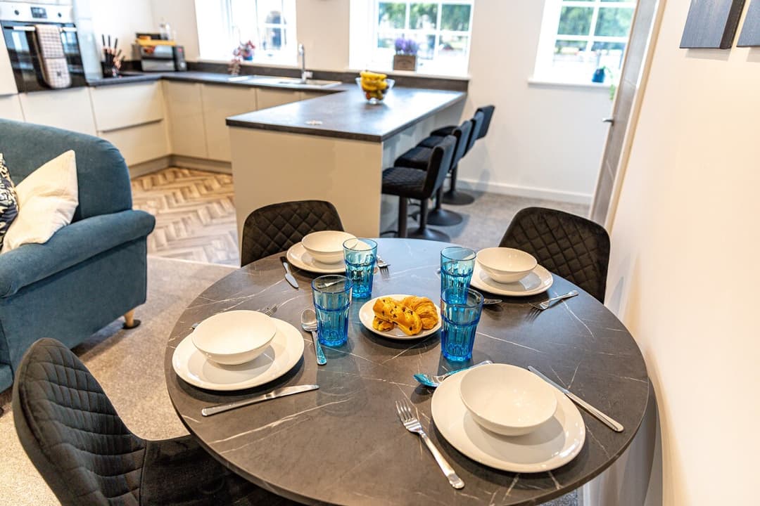 Stunning Executive 2-Bed -Parking | Wifi | Netflix - View 8