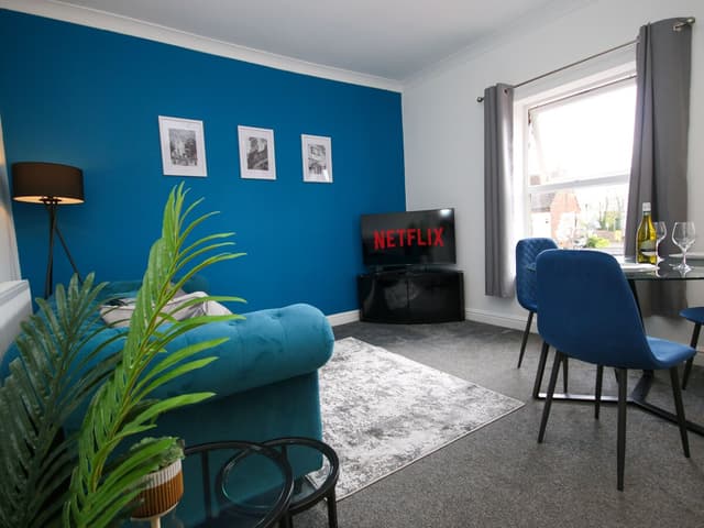 Inviting 2-Bed apartment - Perfect for Contractors - View 3