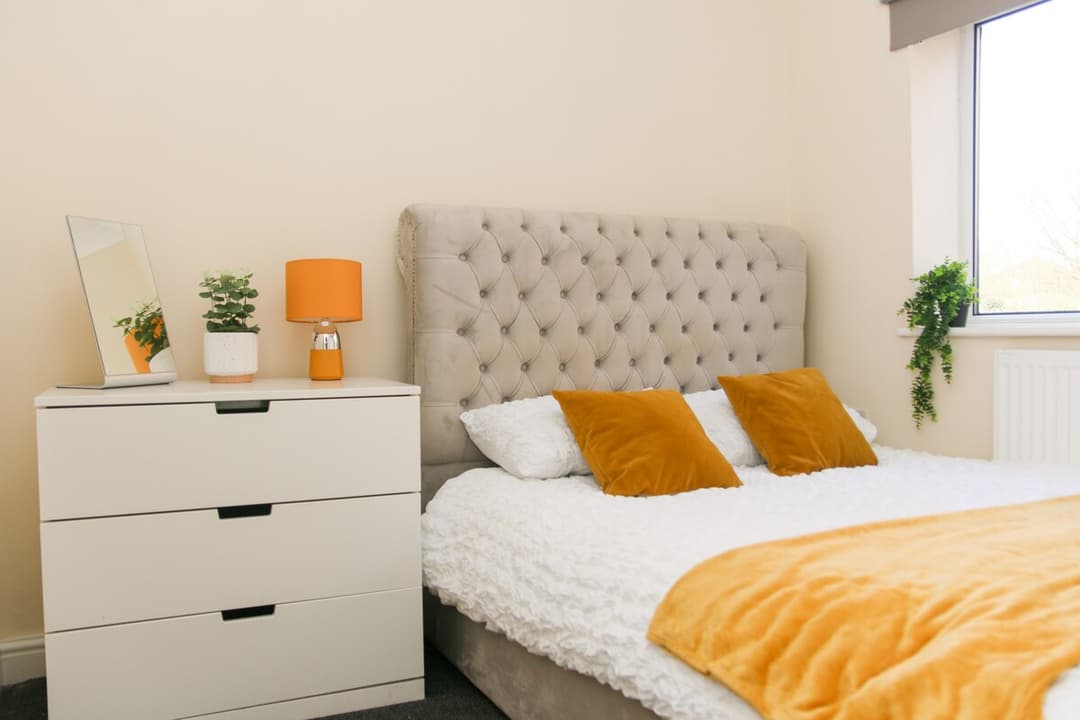 Inviting 2-Bed apartment - Perfect for Contractors - View 1