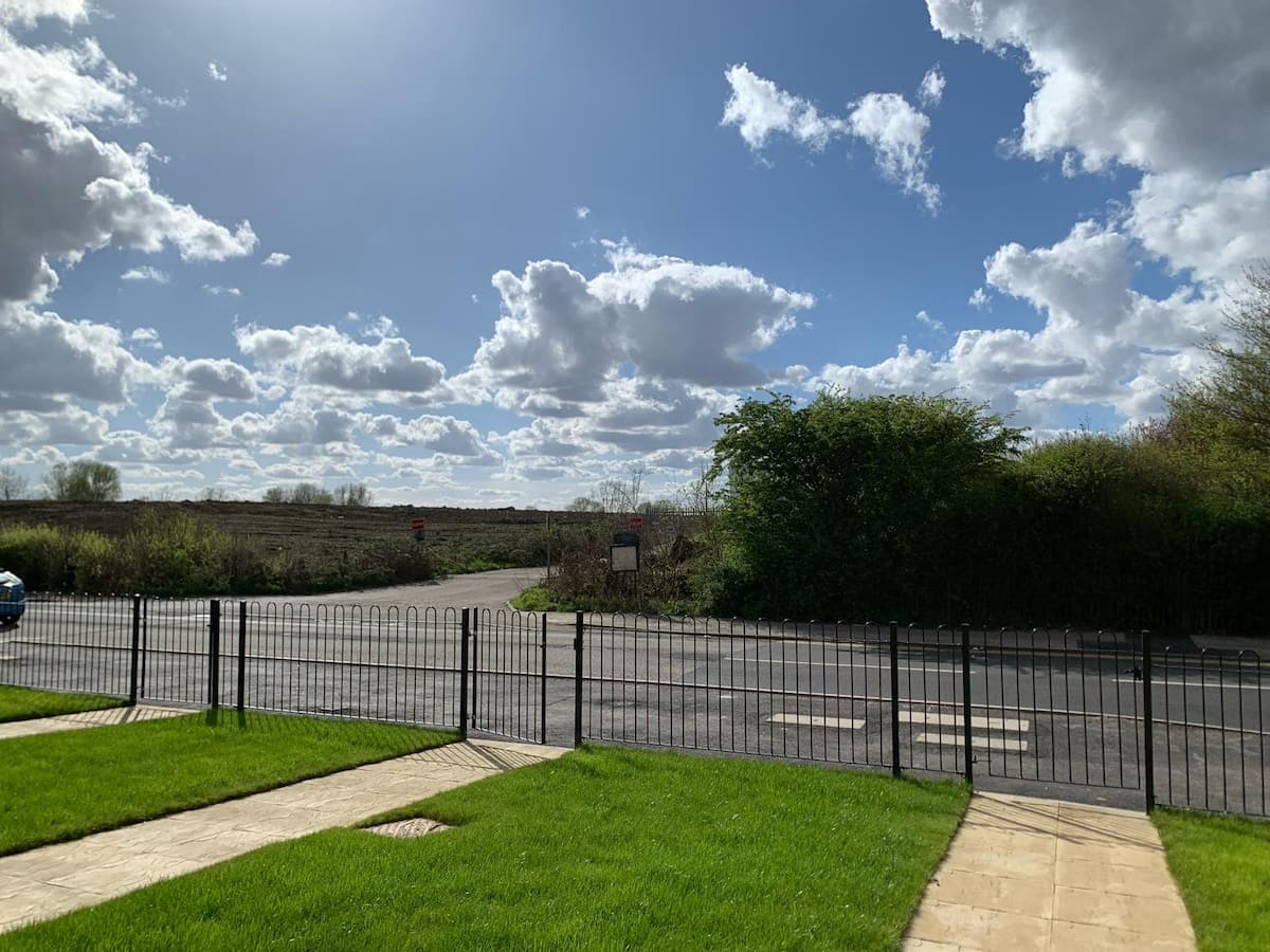 Brand New Entire 4 Bed House/Multiple Parking