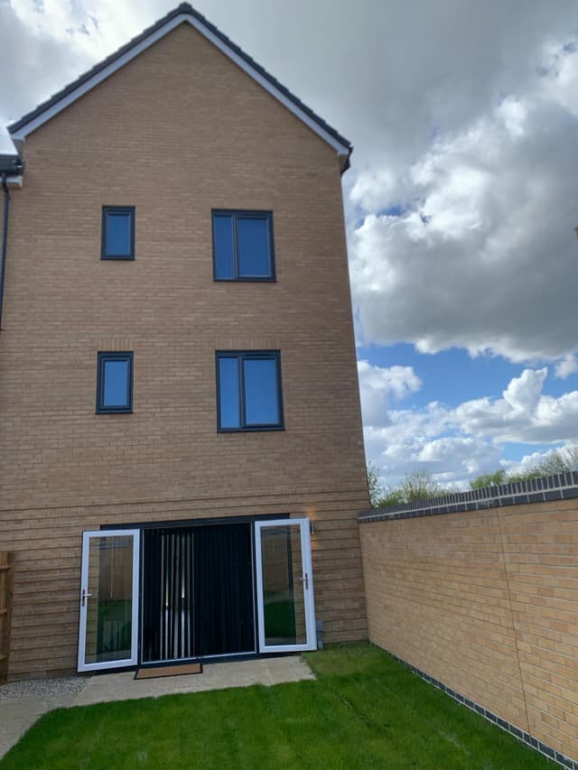 Brand New Entire 4 Bed House/Multiple Parking - View 3