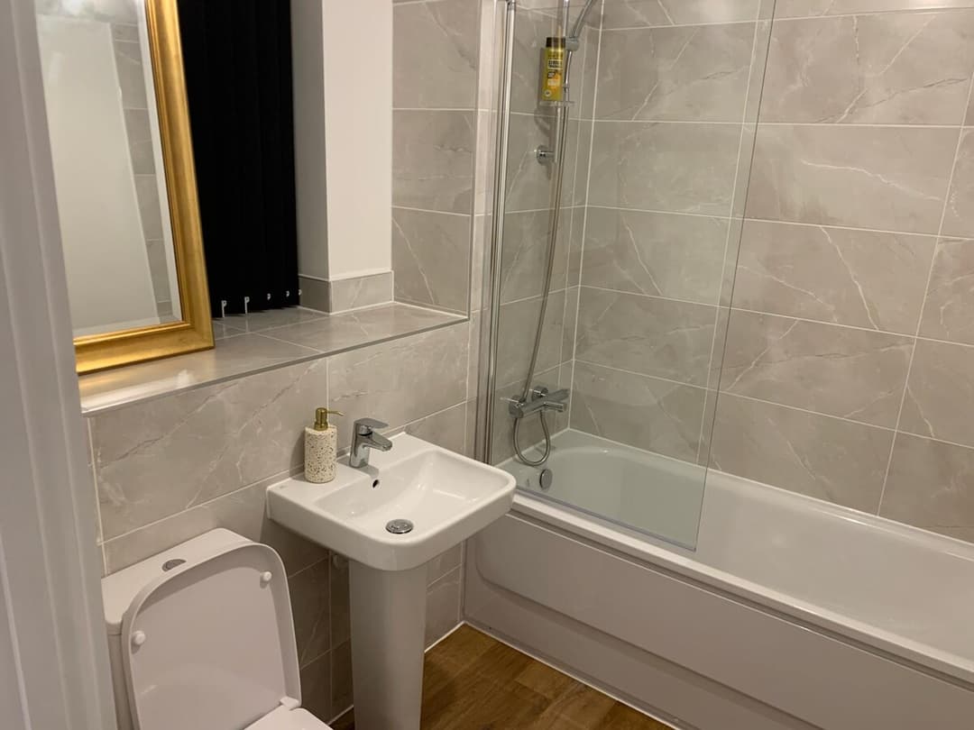 Brand New Entire 4 Bed House/Multiple Parking - View 6