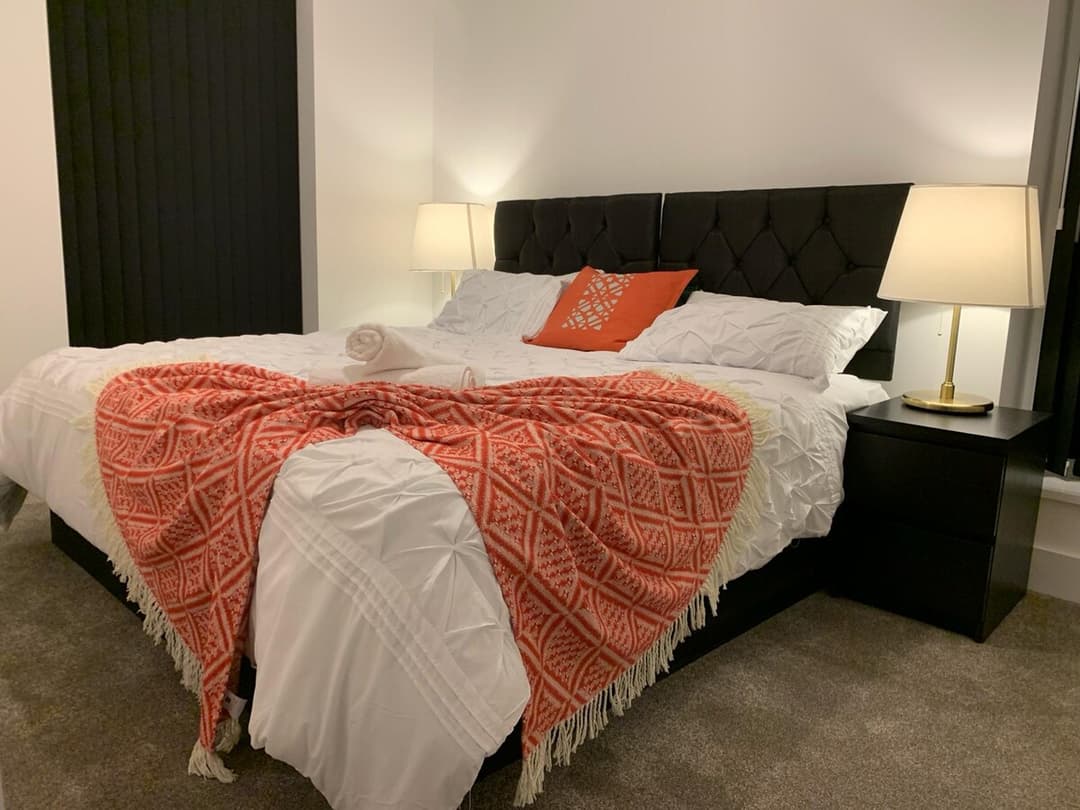 Brand New Entire 4 Bed House/Multiple Parking - View 7