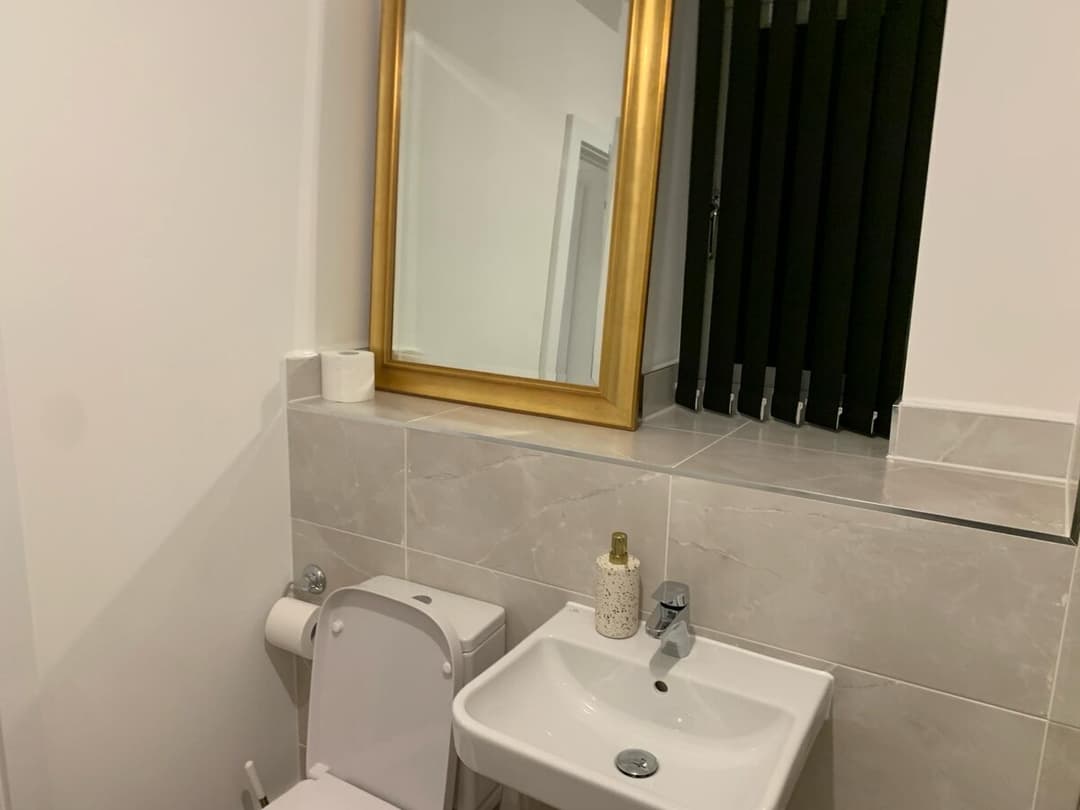 Brand New Entire 4 Bed House/Multiple Parking - View 9