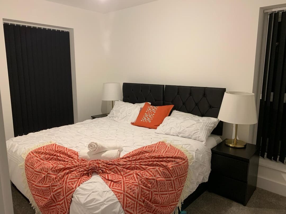 Brand New Entire 4 Bed House/Multiple Parking - View 10