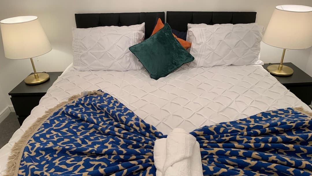 New Luxurious 3 Bed House with Multiple Parking - View 3