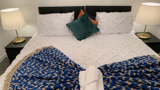 New Luxurious 3 Bed House with Multiple Parking - View 2