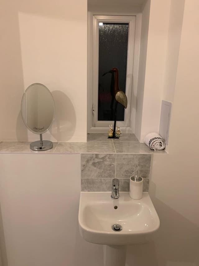 New Luxurious 3 Bed House with Multiple Parking - View 4