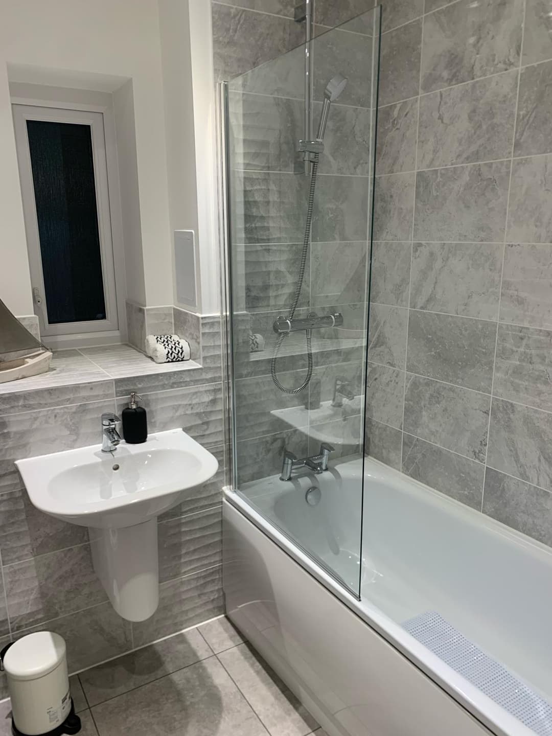 New Luxurious 3 Bed House with Multiple Parking - View 7