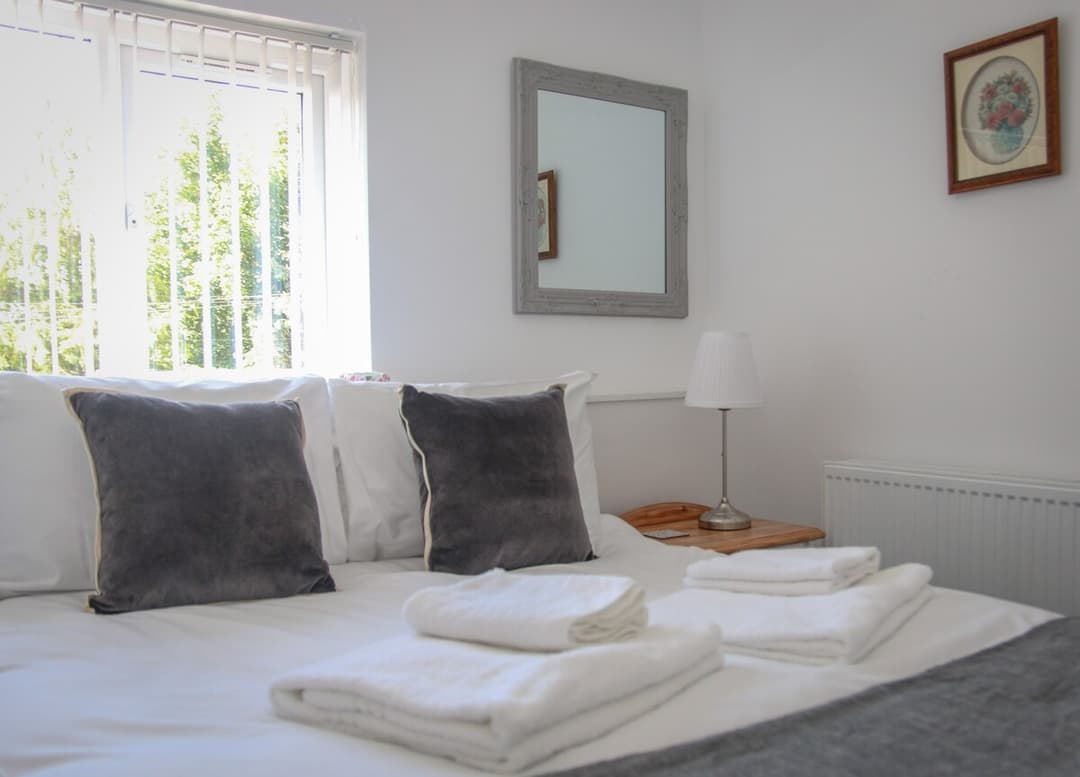 Newly Refurbished 2-Bed - Patio, Netflix & Wi-Fi - View 3