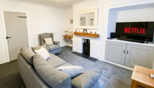 Newly Refurbished 2-Bed - Patio, Netflix & Wi-Fi - View 3