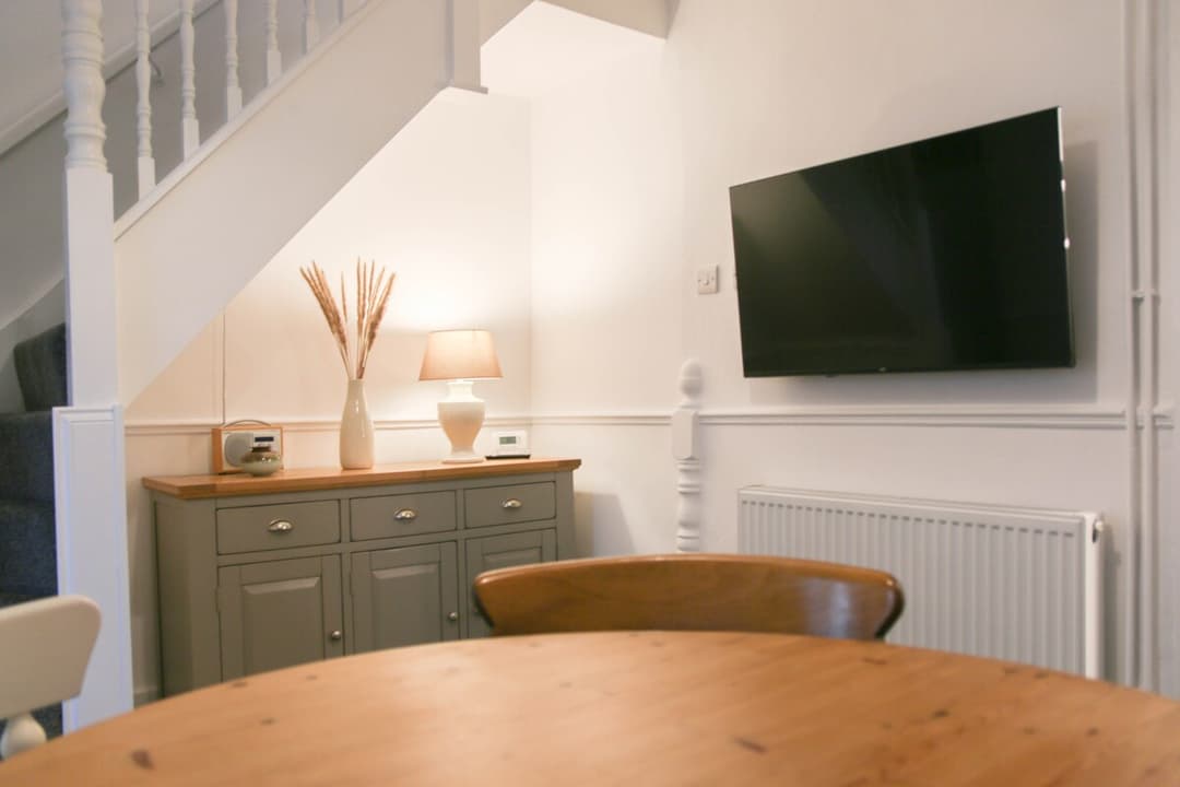 Newly Refurbished 2-Bed - Patio, Netflix & Wi-Fi - View 8